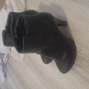 Black le chatue boots